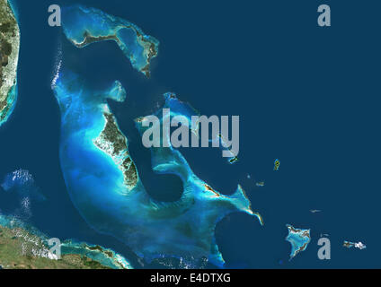 Bahamas, Echtfarben-Satellitenbild. Satelliten-Ansicht der Bahamas. Dieses Bild wurde aus Daten von LANDSAT 5 & 7 zusammengestellt. Stockfoto