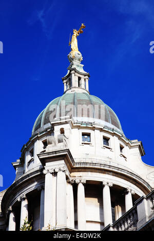 Waage der Gerechtigkeit den zentralen Strafgerichtshof liebevoll bekannt als The Old Bailey in Stadt von London, England, Großbritannien Stockfoto