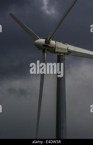 Wind Turbine/Wind Generator gegen Brüten/Vorahnung dunkle Wolken. Ein "Erneuerbare" Form der Macht in der Klimawandel Energie mix nützlich. Stockfoto