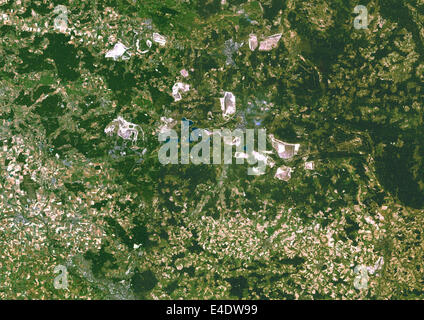 Braunkohle-Bergwerke, Dresden, Deutschland, echte Farbe Satellitenbild. Freiflächen Sie Luft Braunkohle Kohle Bergbau (in weiß), nördlich von Dresden Stockfoto