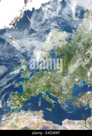 Europa mit Ländergrenzen und Wolkendichte, wahre Farbe Satellitenbild. Echtfarben-Satellitenbild von Europa mit Land Stockfoto