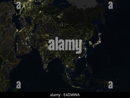 Asien in der Nacht mit Landesgrenzen, wahre Farbe Satellitenbild. Echtfarben-Satellitenbild von Asien in der Nacht mit Land borde Stockfoto