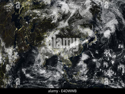 Asien in der Nacht mit Ländergrenzen und Wolkendichte, wahre Farbe Satellitenbild. Echtfarben-Satellitenbild von Asien in der Nacht Stockfoto