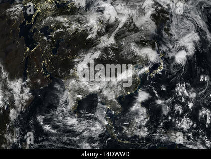 Asien in der Nacht mit Bewölkung, wahre Farbe Satellitenbild. Echtfarben-Satellitenbild von Asien in der Nacht mit Bewölkung Stockfoto