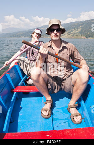 Paar ein Ruderboot am Phewa See Pokhara, Nepal Stockfoto