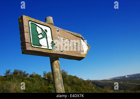 Im Freien mit alten hölzernen Schild Richtungen zu einer Alpinismus-Website Stockfoto