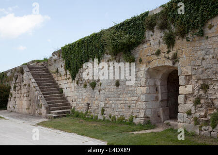 Ein Teil der Stadtmauer Pfad des Hafens von Brouage (Frankreich), die Besucher die Vision der sternförmigen Silhouette bietet. Stockfoto