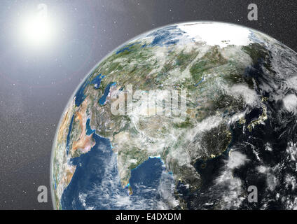 Kugel-Asien, Echtfarben-Satellitenbild zeigt. Echtfarben-Satellitenbild der Erde zeigt Asien, halb im Schatten, mit clo Stockfoto