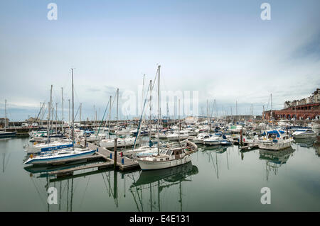 Yachten vor Anker im Hafen von Ramsgate Stockfoto