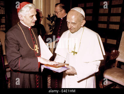 Papst Paul VI und Kardinal Ratzinger Stockfoto