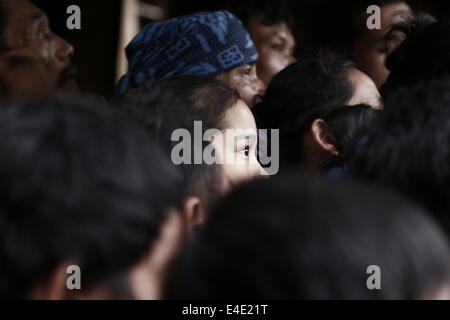 9. Juli 2014 - Frau aus Baduy Stamm spannend für ihre Stimme verwandeln (Credit-Bild: © Donal Husni/NurPhoto/ZUMA-Draht) Stockfoto