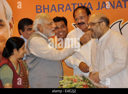 Neu-Delhi, Indien. 9. Juli 2014. Der indische Premierminister Narendra Modi (3. L) bietet Süßigkeiten für neu ernannte Bharatiya Janata Party (BJP) Chief Amit Shah (1. R) in der Parteizentrale in Neu-Delhi, Indien, 9. Juli 2014. Indiens regierende Bharatiya Janata Party (BJP) Mittwoch Amit Shah, ein enger Vertrauter von Premierminister Narendra Modi, wie der neue Chef der Safran Outfit ernannt. Bildnachweis: Partha Sarkar/Xinhua/Alamy Live-Nachrichten Stockfoto