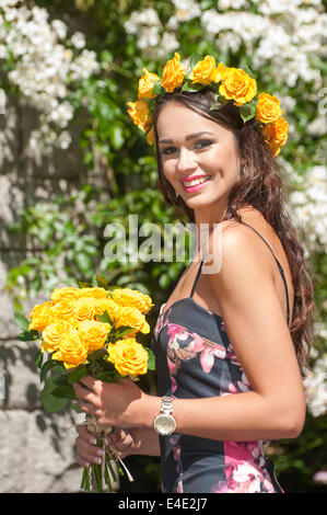 Belfast, Nordirland. 9. Juli 2014 - startet Rebekka Shirley, Miss Nordirland 2014 Rose Woche. Dieses Jahr ist der 50. Jahrestag der Veranstaltung im Dixon Park in Belfast. Bildnachweis: Stephen Barnes/Alamy Live-Nachrichten Stockfoto