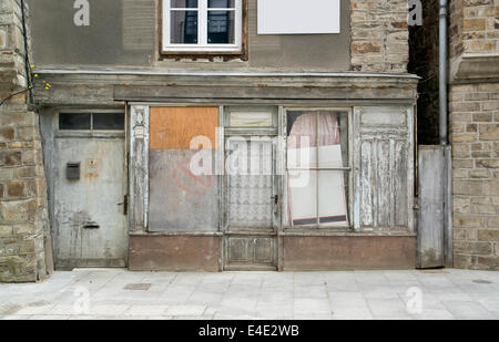 Fassade des historischen heruntergekommenen Hauses gesehen in Vitre (Bretagne, Frankreich) Stockfoto