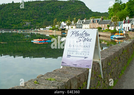 Holzschild Werbung Plockton Shores Restaurant am Hafen Wand im Dorf Plockton, Loch Carron, Wester Ross, Schottland, Vereinigtes Königreich Stockfoto