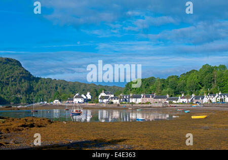 Plockton Dorf und Hafen bei Ebbe, Loch Carron, Wester Ross, Schottisches Hochland Hochlandregion, Schottland, UK Stockfoto