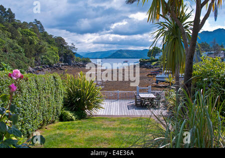 Einem geschlossenem Garten an der Uferpromenade in Plockton Dorf, Lcch Carron, Palme wächst, Wester Ross schottischen Highlands Schottland Stockfoto