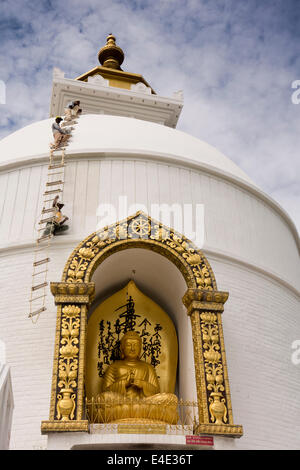 Nepal, Pokhara, Ananada Hill, Shanti Stupa, Männer, die Malerei der World Peace Pagoda weiß Stockfoto