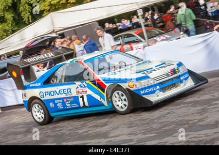 1988 Peugeot 405 T16 GR "Pikes Peak" mit Fahrer Enda Garvey auf die 2014 Goodwood Festival of Speed, Sussex, UK. Stockfoto