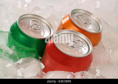 Kalte Cola und Limonade in Dosen auf Eiswürfel Stockfoto