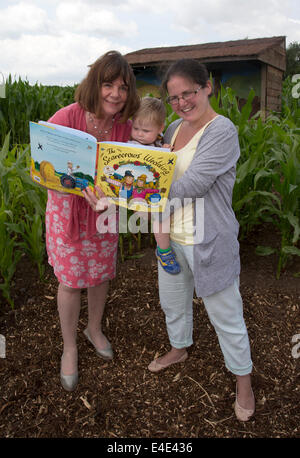 Tattenhill, Staffordshire, UK. 9. Juli 2014. L/r: Julia Donaldson und Oliver Heighington (20 Monate) und seine Mutter Nina Heighington.  Ein zehn Hektar großen Feld von Mais wird in einem riesigen Vogelscheuche Labyrinth umgewandelt. Die Charaktere sind aus aus Julia Donaldsons neues Buch - die Vogelscheuchen Hochzeit. Der Autor Gruffalo traten die Bücher Illustrator Axel Scheffler, öffnen Sie das Labyrinth heute um die National Forest Adventure Farm, Tattenhill, Staffordshire. Bildnachweis: Joanne Roberts/Alamy Live-Nachrichten Stockfoto