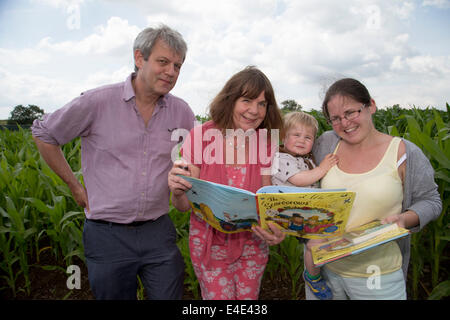 Tattenhill, Staffordshire, UK. 9. Juli 2014. L/r: Axel Scheffler, Julia Donaldson und Oliver Heighington (20 Monate) und seine Mutter Nina Heighington.  Ein zehn Hektar großen Feld von Mais wird in einem riesigen Vogelscheuche Labyrinth umgewandelt. Die Charaktere sind aus aus Julia Donaldsons neues Buch - die Vogelscheuchen Hochzeit. Der Autor Gruffalo traten die Bücher Illustrator Axel Scheffler, öffnen Sie das Labyrinth heute um die National Forest Adventure Farm, Tattenhill, Staffordshire. Bildnachweis: Joanne Roberts/Alamy Live-Nachrichten Stockfoto