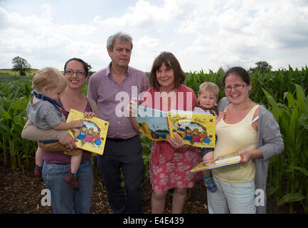 Tattenhill, Staffordshire, UK. 9. Juli 2014. L/R: Alfie Hughes (20 Monate), mit seiner Mutter Lisa Moran, Axel Scheffler, Julia Donaldson und Oliver Heighington (20 Monate) und seine Mutter Nina Heighington.  Ein zehn Hektar großen Feld von Mais wird in einem riesigen Vogelscheuche Labyrinth umgewandelt. Die Charaktere sind aus aus Julia Donaldsons neues Buch - die Vogelscheuchen Hochzeit. Der Autor Gruffalo traten die Bücher Illustrator Axel Scheffler, öffnen Sie das Labyrinth heute um die National Forest Adventure Farm, Tattenhill, Staffordshire. Bildnachweis: Joanne Roberts/Alamy Live-Nachrichten Stockfoto