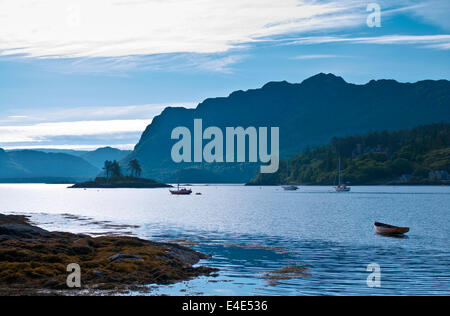 Boote verankert in Plockton Hafen, am frühen Morgen, blauen Dunst, Loch Carron, Wester Ross, Schottisches Hochland, Schottland, Vereinigtes Königreich Stockfoto