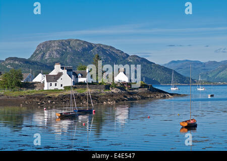 Kleine Boote verankert in Plockton Hafen, Loch Carron, ruhigen Sommerabend, Reflexionen, Wester Ross, Highlands, Schottland, Vereinigtes Königreich Stockfoto