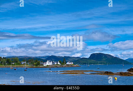 Blick vom Plockton über Loch Carron, die Berge im Hintergrund, Wester Ross, schottischen Highlands, UK. Stockfoto