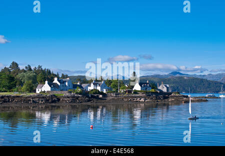 Jugend-Segeln in den Hafen von Plockton in kleine Jolle in der Nähe von Wasser auf dem Land, Loch Carron, Wester Ross, Highlands, Schottland, Vereinigtes Königreich Stockfoto