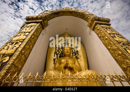 Nepal, Pokhara, Ananada Hill, Shanti Stupa, World Peace Pagoda, goldene Buddha-statue Stockfoto