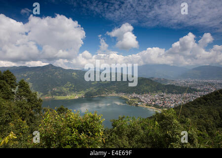 Nepal, Pokhara, Blick über Phewa Tal See in Richtung Sarangkot aus Shanti Stupa, Stockfoto