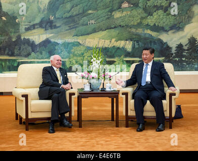 (140709)--Peking, 9. Juli 2014 (Xinhua)--Chinese President Xi Jinping (R) trifft sich mit ehemaligen australischen Premierminister John Howard in Peking, Hauptstadt von China, 9. Juli 2014. (Xinhua/Wang Ye) (Wjq) Stockfoto