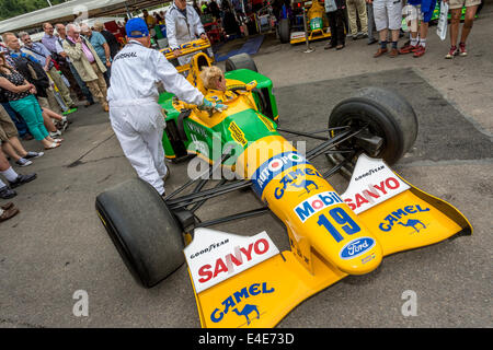 Benetton-Ford B192 1992 im Fahrerlager mit Fahrer Lorina McLaughlin. 2014 Goodwood Festival of Speed, Sussex, UK. Stockfoto