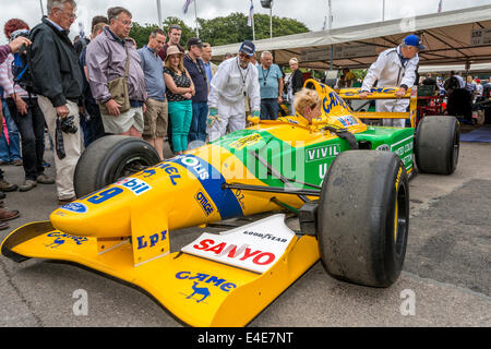 Benetton-Ford B192 1992 im Fahrerlager mit Fahrer Lorina McLaughlin. 2014 Goodwood Festival of Speed, Sussex, UK. Stockfoto