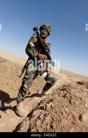 Kirkuk, Irak. 7. Juli 2014. Soldat hält ein Rollenspiel aus der kurdische Peshmerga 10. Brigade bereiten Sie für die Verteidigung der neu angenommenen Basis einst im Besitz von amerikanischen Truppen, die dann von irakischen Soldaten verlassen, wenn ISIS in das Gebiet an den Rändern von Kirkuk, Irak fortgeschritten. Bildnachweis: Pazifische Presse/Alamy Live-Nachrichten Stockfoto