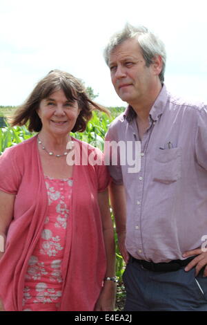 Burton-on-Trent, Staffordshire, UK. 9. Juli 2014. Julia Donaldson & Axel Scheffler. Der National Forest Adventure Farm startet seine 11. jährliche 10 Hektar Mais Labyrinth, das in diesem Jahr die Vogelscheuchen Hochzeit Buch von den Machern von The Gruffalo & Stick Man. Designed in Form von The Vogelscheuchen Hochzeit Zeichen Betty O'Barley und Harry O'Hay, der Labyrinth-Funktionen drei Meilen der Wege, Brücken & Aussichtstürme feiert. Bildnachweis: Deborah Vernon/Alamy Live-Nachrichten Stockfoto