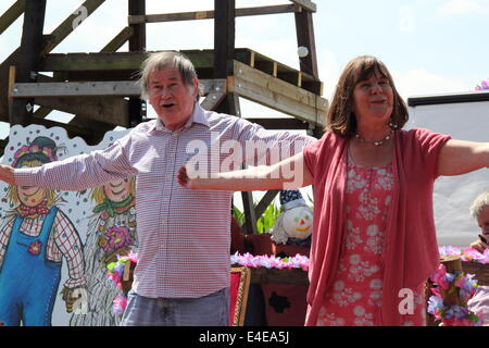 Burton-on-Trent, Staffordshire, UK.  9. Juli 2014. Julia und ihr Ehemann, Malcolm führen die Vogelscheuchen Hochzeit, zum ersten Mal an Schulkinder. Der National Forest Adventure Farm startet seine 11. jährliche 10 Hektar Mais Labyrinth, das in diesem Jahr die Vogelscheuchen Hochzeit Buch von den Machern von The Gruffalo & Stick Man. feiert  Entworfen in der Form von The Vogelscheuchen Hochzeit Zeichen Betty O'Barley und Harry O'Hay, der Labyrinth-Funktionen drei Meilen der Wege, Brücken & Aussichtstürme. Bildnachweis: Deborah Vernon/Alamy Live-Nachrichten Stockfoto