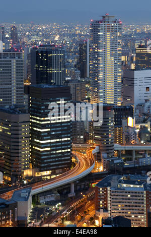 Osaka Japan Stadt Skyline und die Innenstadt von Wolkenkratzern nachts beleuchtet Stockfoto