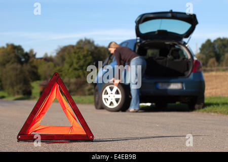 Auto auf einer Straße mit roten Warndreieck aufgeschlüsselt Stockfoto