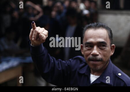 9. Juli 2014 - Führer der Baduy Stamm Show beweisen seines Fingers eingefärbt nach einer Abstimmung © Donal Husni/NurPhoto/ZUMA Draht/Alamy Live News Stockfoto