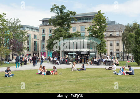 Menschen genießen das sommerliche Wetter in St Andrews Square, Edinburgh Stockfoto