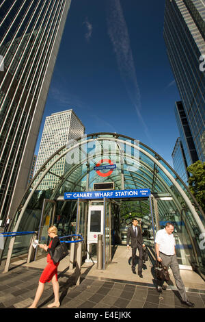 Banken in Canary Wharf, London, UK und der Canary Wharf Docklands Light Railway Station. Stockfoto