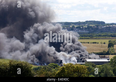 Wenig Gordon Farm, Ländereien Bank, in der Nähe von Cockfield County Durham, Großbritannien. 9. Juli 2014.  Polizei beschäftigen in denen eine große Anzahl von Reifen in Flammen sind mit einem großen Feuer am Little Gordon-Farm in der Nähe der B6282.  Polizei haben die Straße geschlossen und Anwohner haben gesagt, ihre Fenster geschlossen zu halten. Über 40 Feuerwehrleute und Polizisten befinden sich in der Szene. Bildnachweis: David Forster/Alamy Live-Nachrichten Stockfoto