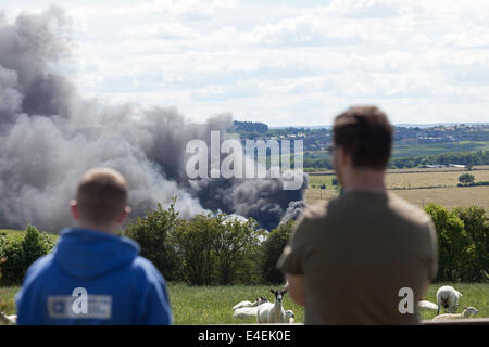 Wenig Gordon Farm, Ländereien Bank, in der Nähe von Cockfield County Durham, Großbritannien. 9. Juli 2014.  Polizei beschäftigen in denen eine große Anzahl von Reifen in Flammen sind mit einem großen Feuer am Little Gordon-Farm in der Nähe der B6282.  Polizei haben die Straße geschlossen und Anwohner haben gesagt, ihre Fenster geschlossen zu halten. Über 40 Feuerwehrleute und Polizisten befinden sich in der Szene. Bildnachweis: David Forster/Alamy Live-Nachrichten Stockfoto