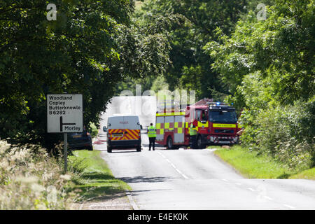 Wenig Gordon Farm, Ländereien Bank, in der Nähe von Cockfield County Durham, Großbritannien. 9. Juli 2014.  Polizei beschäftigen in denen eine große Anzahl von Reifen in Flammen sind mit einem großen Feuer am Little Gordon-Farm in der Nähe der B6282.  Polizei haben die Straße geschlossen und Anwohner haben gesagt, ihre Fenster geschlossen zu halten. Über 40 Feuerwehrleute und Polizisten befinden sich in der Szene. Bildnachweis: David Forster/Alamy Live-Nachrichten Stockfoto