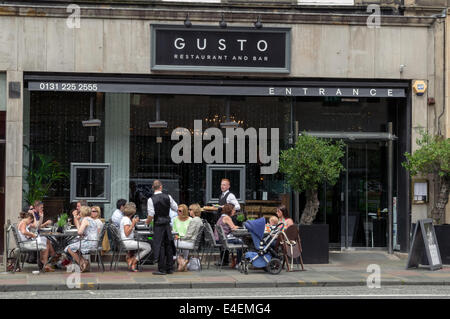 Shopping-Fans und Touristen genießen Sie eine Mahlzeit außerhalb der Gusto Restaurant und Bar auf der George Street, Edinburgh Stockfoto