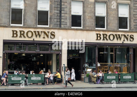 Menschen genießen Sie eine Mahlzeit außerhalb Browns Bar und Restaurant in der George Street, Edinburgh Stockfoto