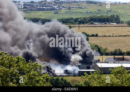 Wenig Gordon Farm, Ländereien Bank, in der Nähe von Cockfield County Durham, Großbritannien. 9. Juli 2014.  Polizei beschäftigen in denen eine große Anzahl von Reifen in Flammen sind mit einem großen Feuer am Little Gordon-Farm in der Nähe der B6282.  Polizei haben die Straße geschlossen und Anwohner haben gesagt, ihre Fenster geschlossen zu halten. Über 40 Feuerwehrleute und Polizisten befinden sich in der Szene. Bildnachweis: David Forster/Alamy Live-Nachrichten Stockfoto